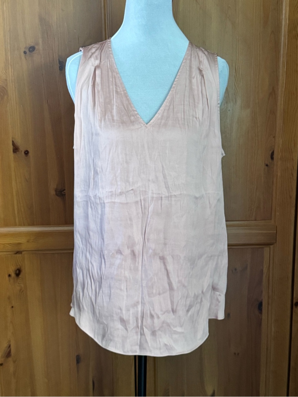 Banana Republic Satin Warm Blush Pink V-Neck Sleeveless Blouse NWOT-Size M
